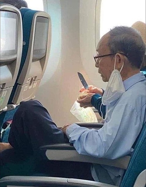 Civil Aviation Authority of Vietnam (CAAV) is investigating the incident , where an elderly passenger was using a 20cm long knife inflight !