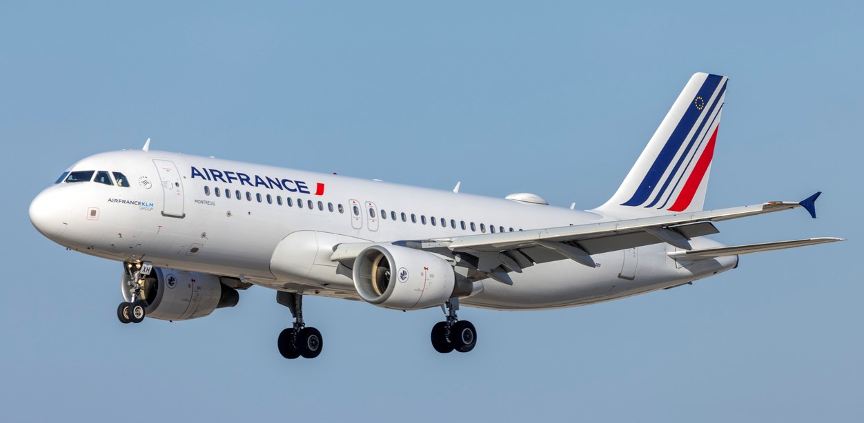 Air France has suspended two of it's Pilots for a midair physical altercation , resulting single Pilot complete the flight !