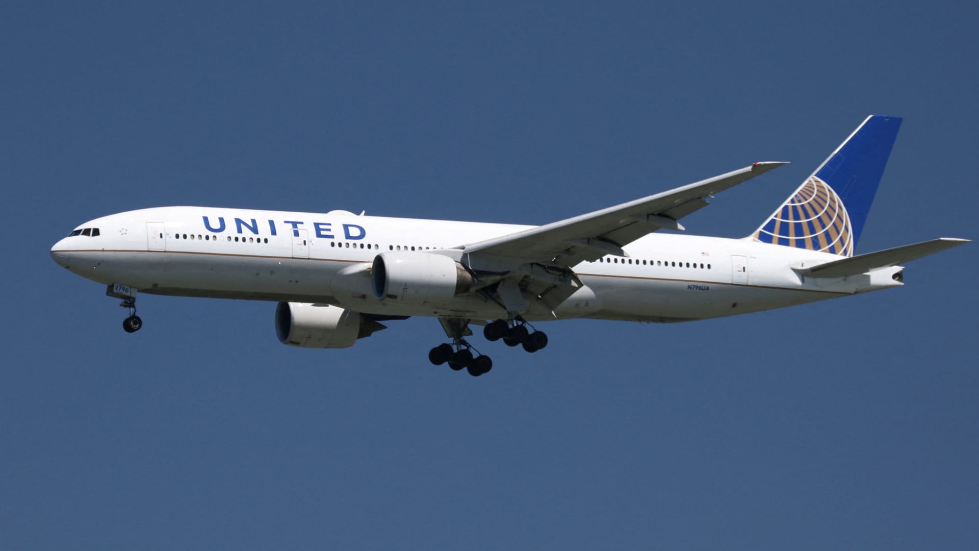 United  Airlines  Gave  Pilots  5%  Raise  Early  After Union  Rejected  Contract  Proposal  But  Pilots  Are  Looking  For  The  Perfect  Deal !