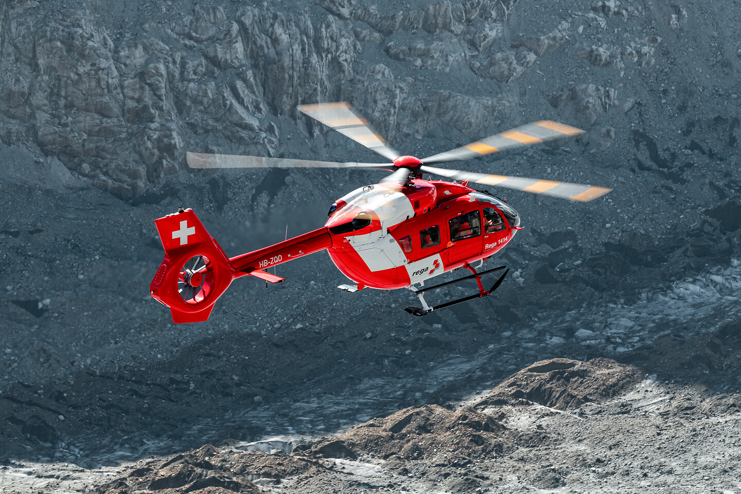 Swiss Air-Rescue  Service Rega  has  ordered  a  second  batch  of  12  five-bladed  H145  helicopters  !