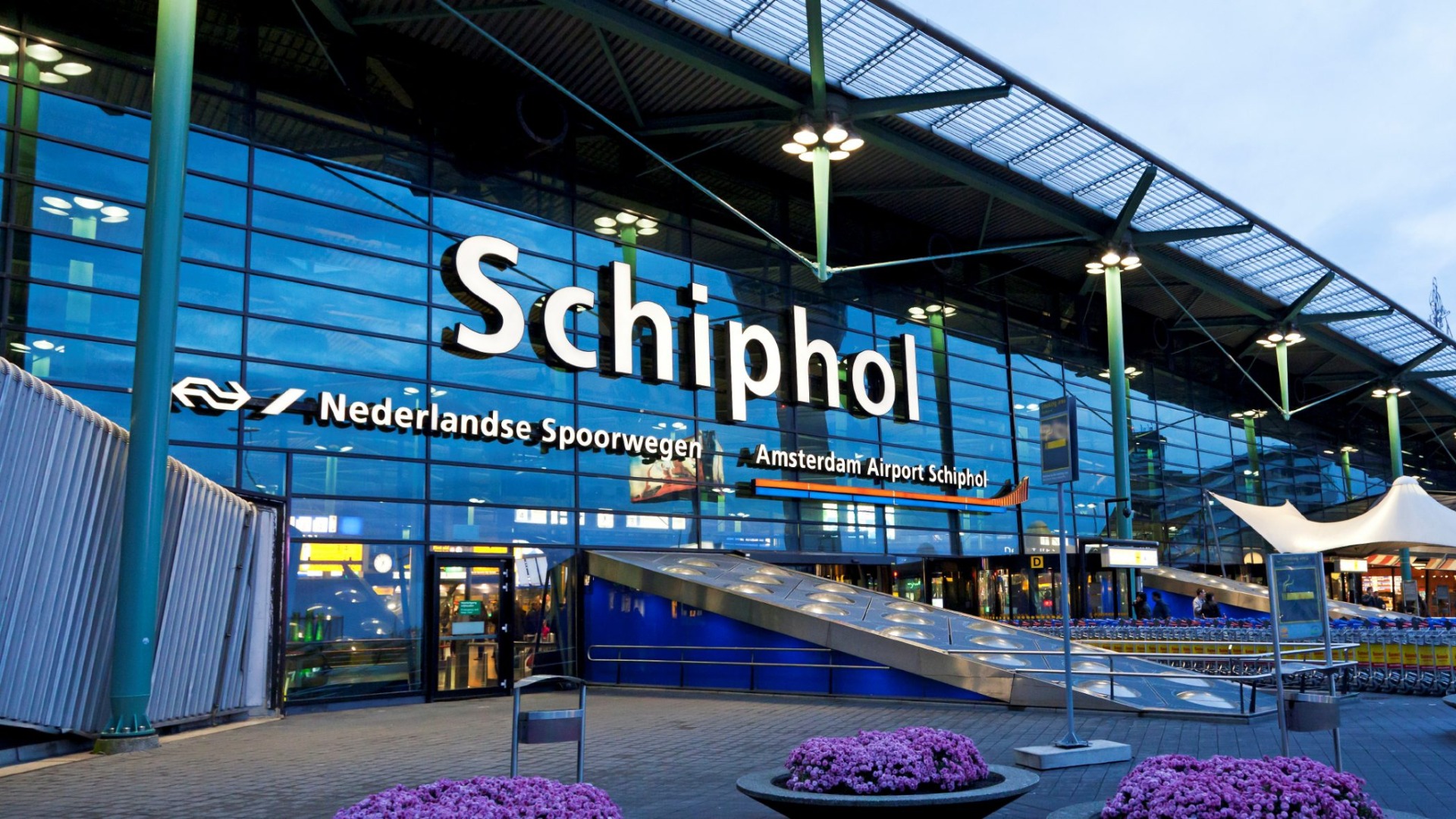 Noord Holland District Court has Ruled that the Dutch government cannot order Amsterdam’s Schiphol Airport to reduce the number of flights .
