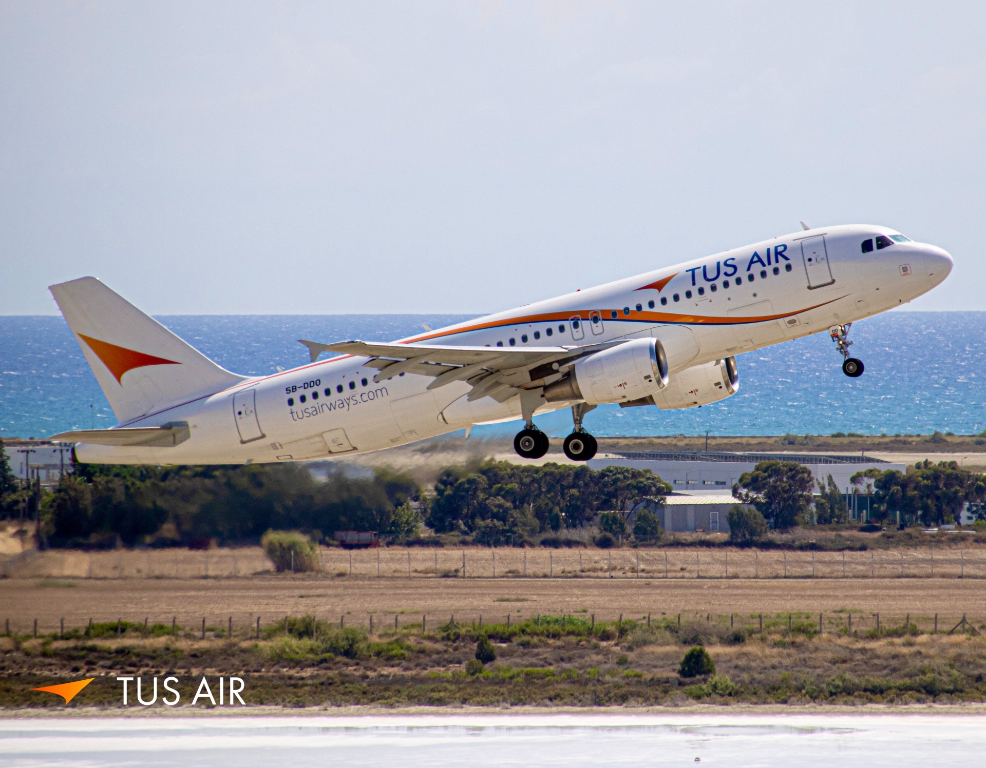 Why  did  Lebanon  bar  Cyprus's  Largest  airline TUS  Airways  from Flying  in  its  Airspace  ?