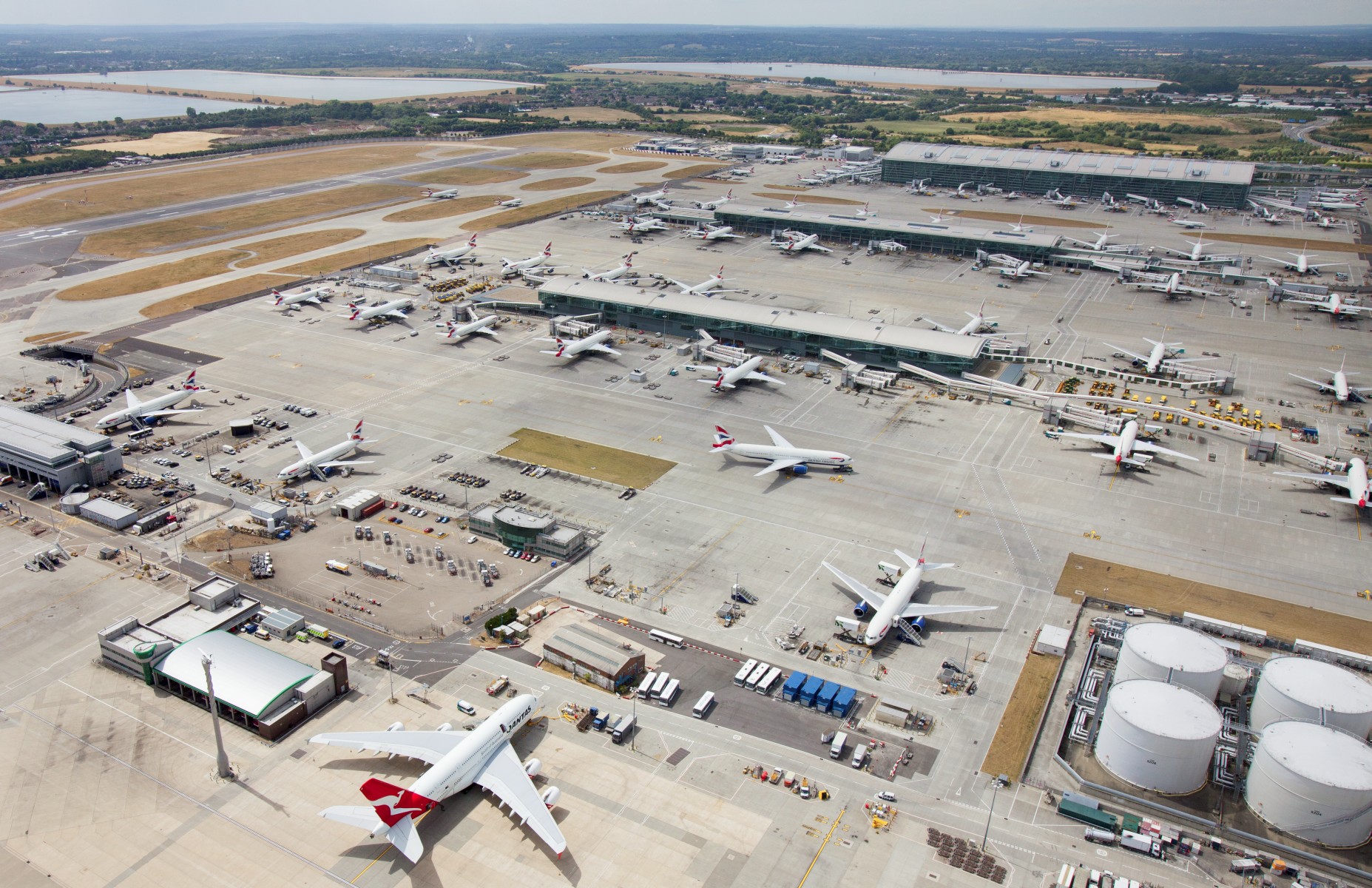 Ferrovial sells 25% of Heathrow airport to Ardian and PIF for 2,735 million , Qatar Retained Its 20 %.