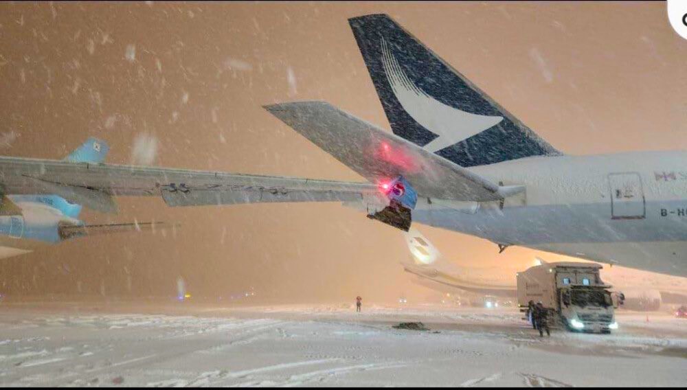 Korean Air A330 and Cathay B777 planes collided in New Chitose, Korean air wing and Cathay tail damaged.