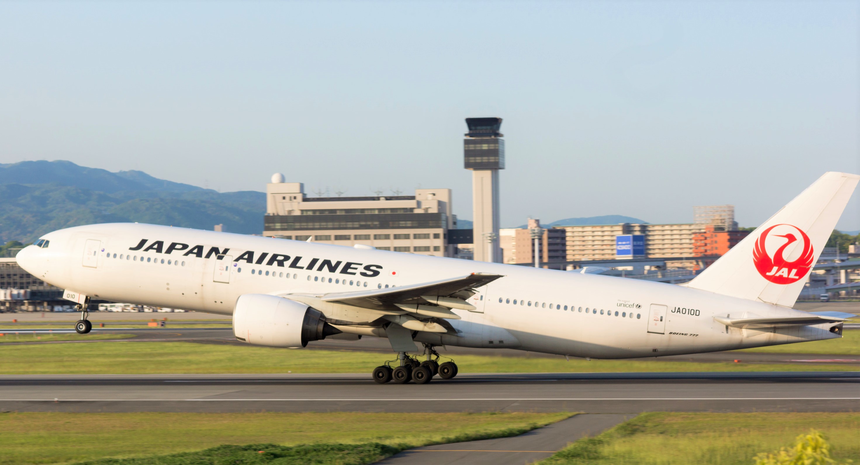 Japan Airlines (JAL) retired  the  fleet  of  13  Boeing  B777-200 aircrafts fitted with P&W 4000 series engines .