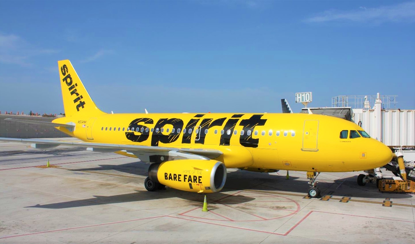 Spirit Airlines removes 4 year old kid with autism & family for not wearing mask on flight !