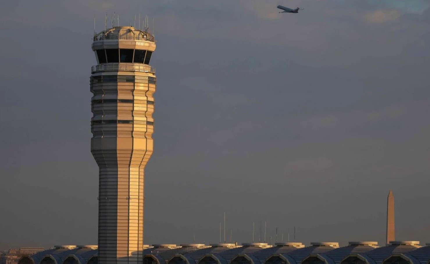 FAA opens probe on why flights approaching Ronald Reagan airport received false alerts of nearby aircraft