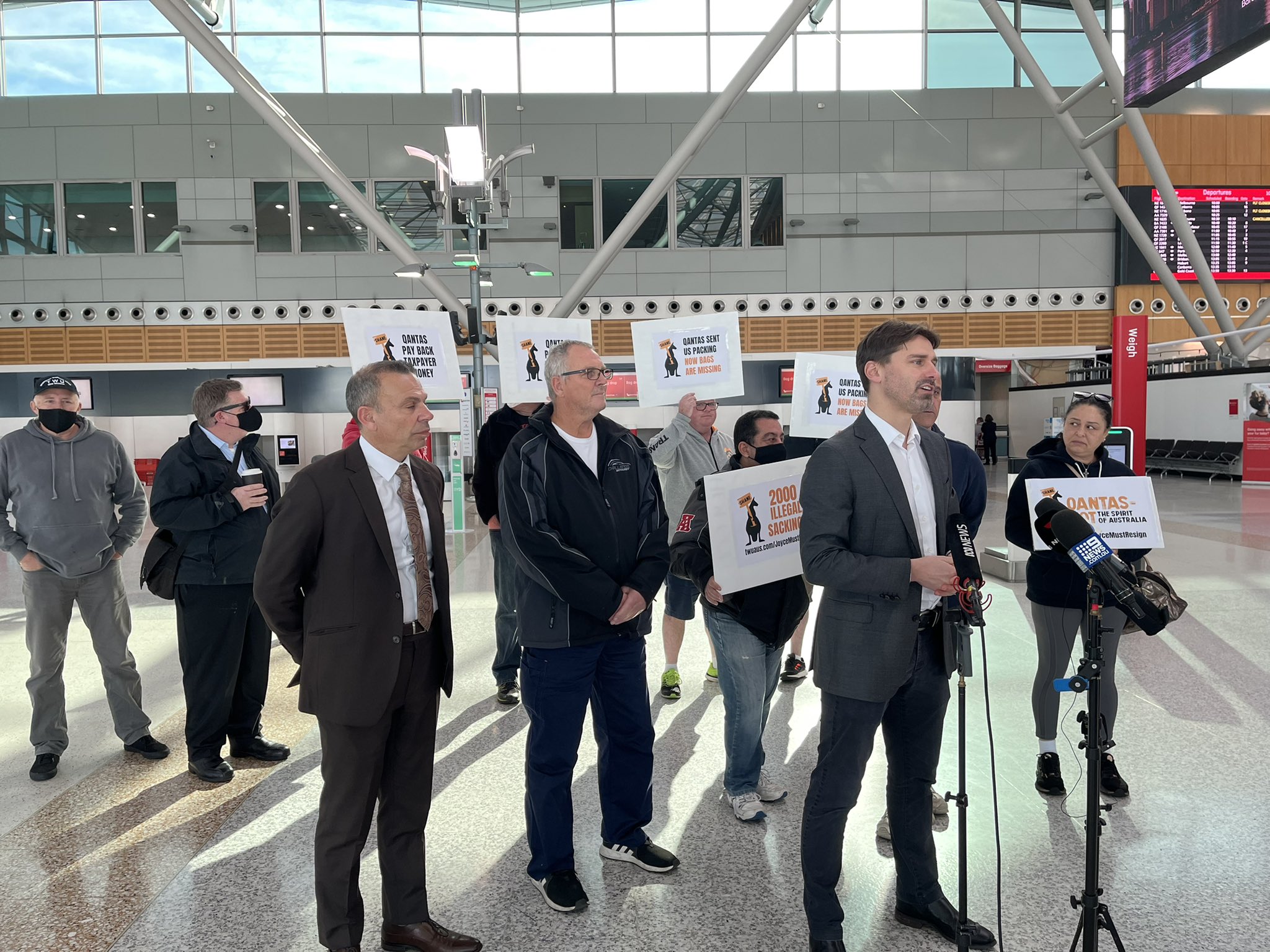Qantas Arways' apology for illegal sacking of 1800 workers during the COVID-19 slammed as 'hollow'