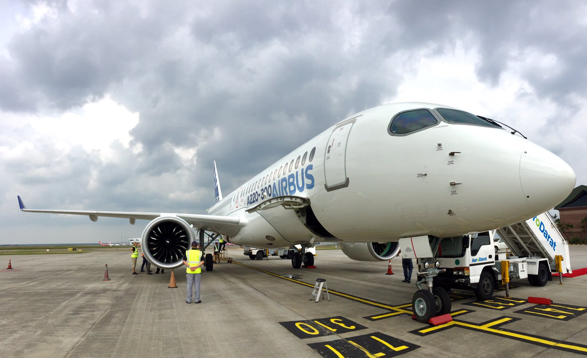 There are two models of aircraft in the game - Embraer 195-E2 and Airbus A220 :  LOT Polish Airlines will declare on Monday !