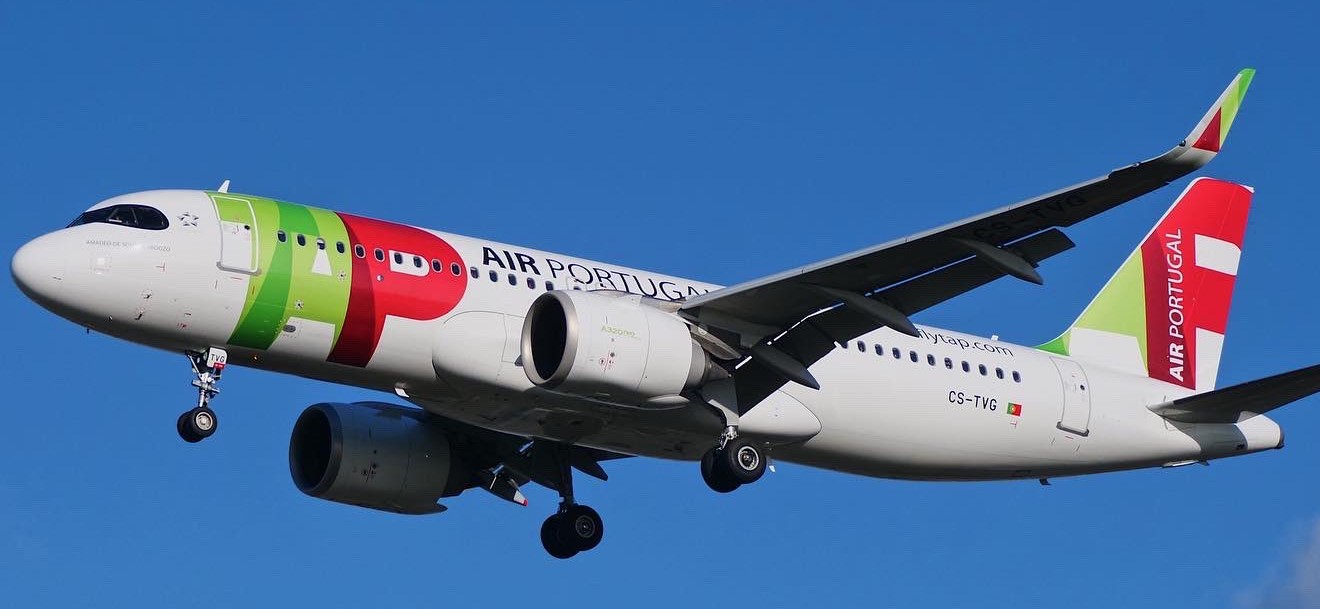 Classified as Controlled flight collision-TAP Airbus A320 plane avoided an accident on its way to Prague airport.