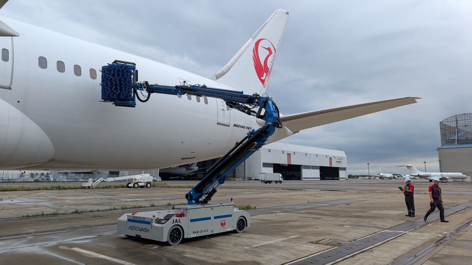 JAL to Introduce Japan’s First Program-Controlled Aircraft Washing Robot at Narita Airport