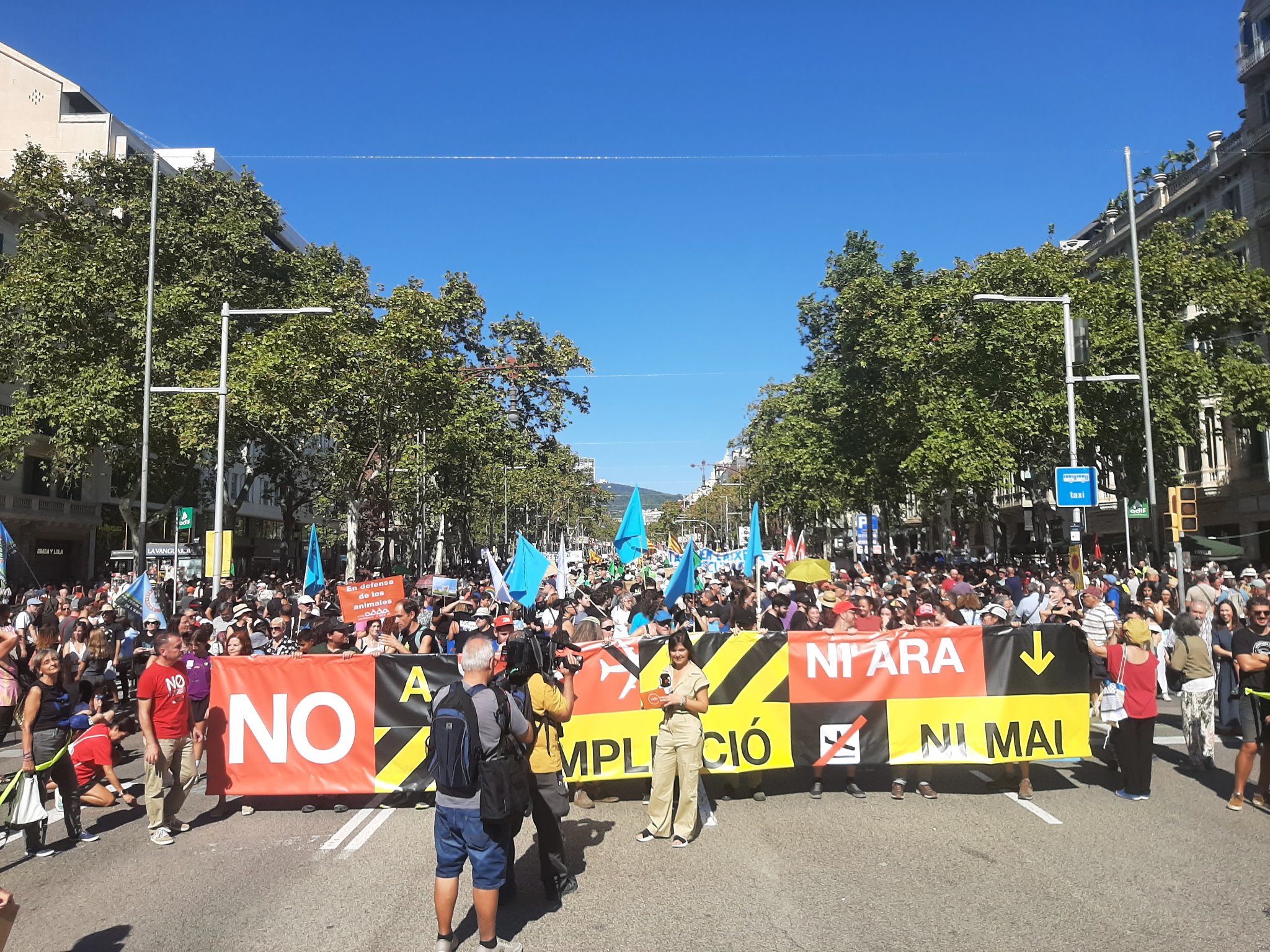 Thousands Protest Against Barcelona El Prat Expansion as €1.765 Billion Investment Reignites Airport Debate