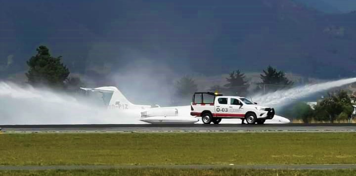 Emergency landing - A  Learjet 25-XB-PIZ  aircraft  suffered  major Damages  and  fire , while  nine  occupants  were declared safe at Toluca  Airport  .