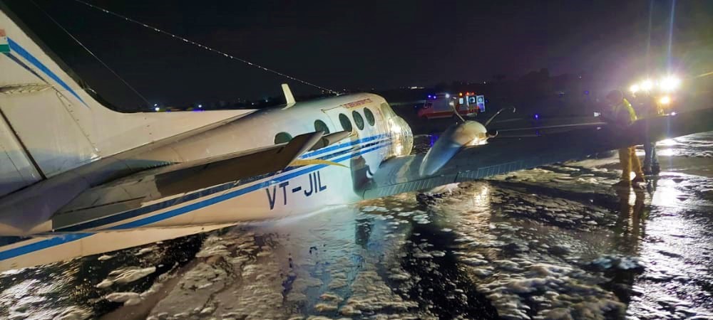 An Indian C-90 air ambulance (VT-JIL) made an emergency Landing at Mumbai Airport after losing a wheel during take off from nagpur Airport today.