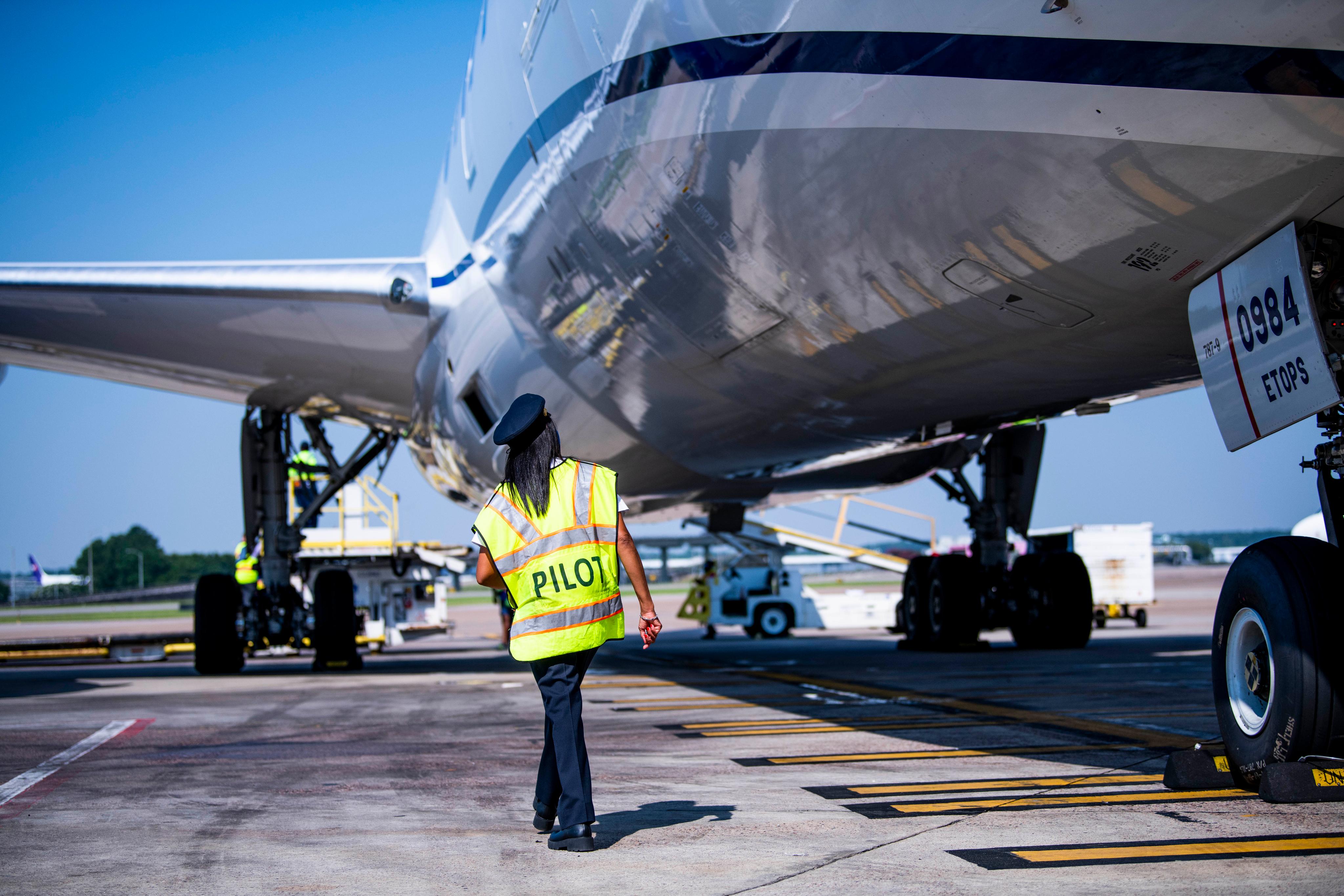 United Airlines Dreamliner Flies From Houston To Chicago With Special All Black Crew In Honor Of