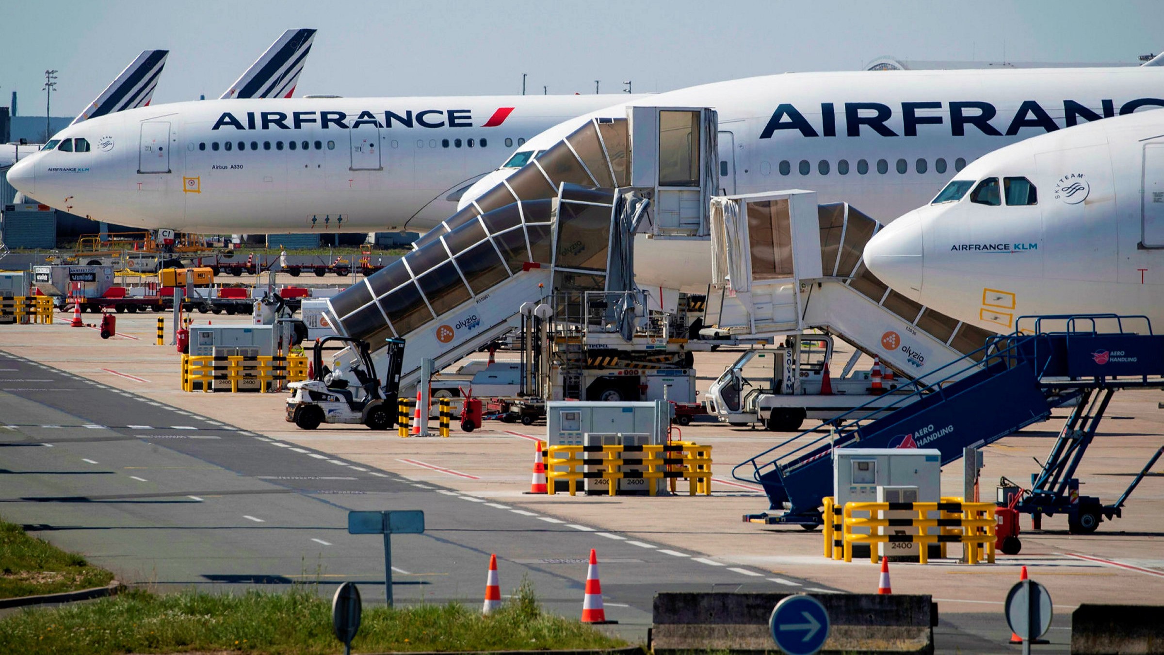  Air France-KLM has suffered a loss of 1.5 billion euros , while British Airways Parents Reported Operating Loss of Over €2 billion for the half year .