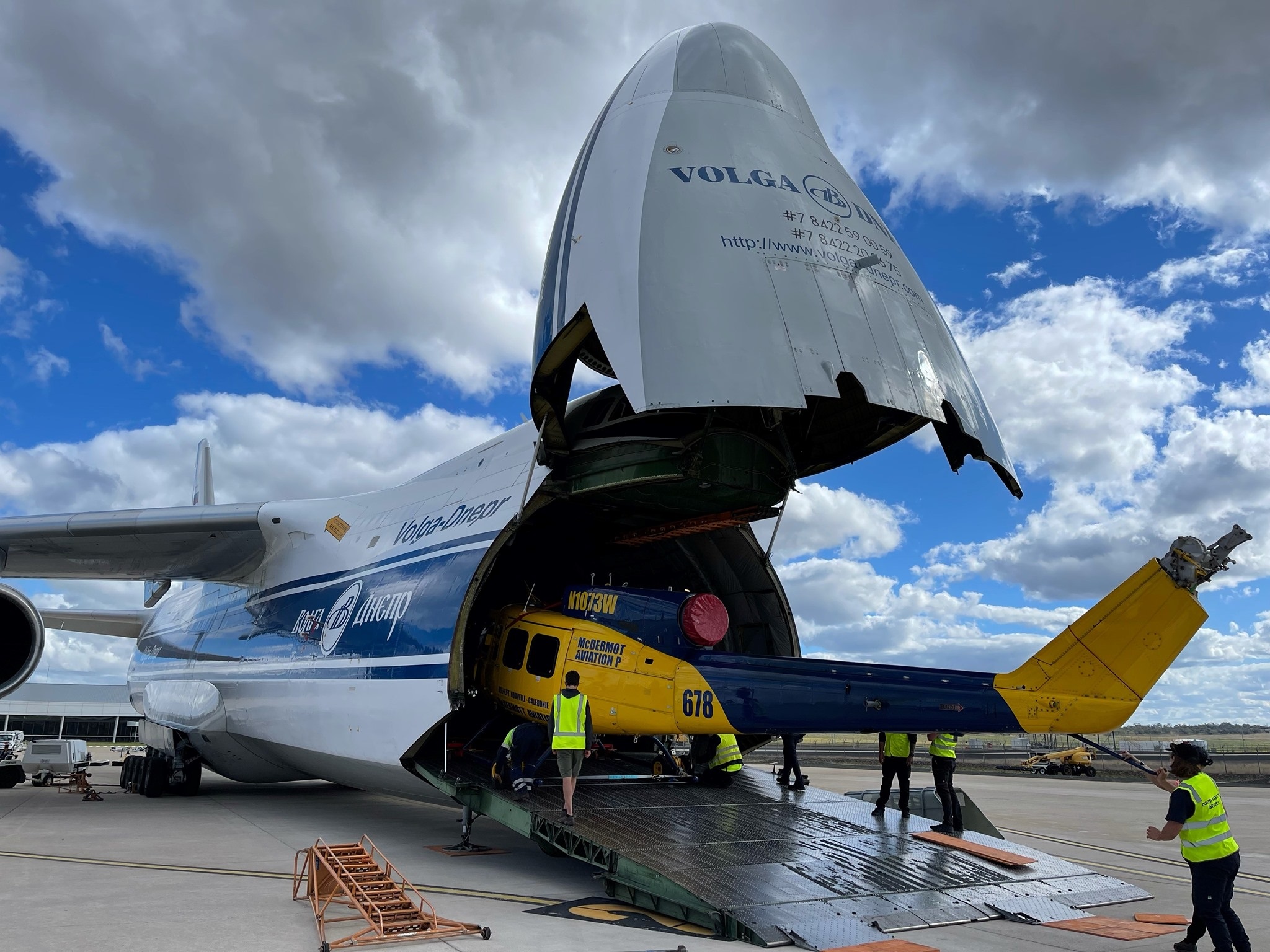 Australian 'Water Bombers' (Bell 214B)  transported   by  Russian Volga-Dnepr  Antonov  An-124   to   Fight  the  Wild Fire  in  Greece  !