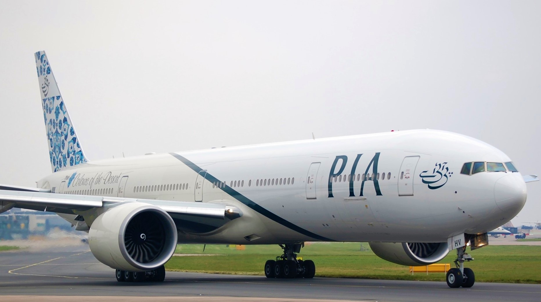 Pakistan International Airlines (PIA) Boeing 777-300 aircraft got stuck on the threshold (turning head) of Runway 36L for around 52 minutes !