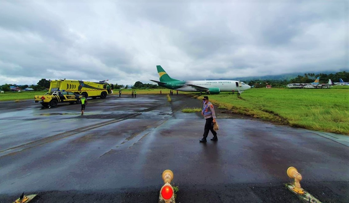 35  Years  Old  Jayawijaya  Dirgantara  cargo  B737  aircraft  overran  the  Runway 30  on  landing  at  Jayapura  Airport  in  Indonesia  !