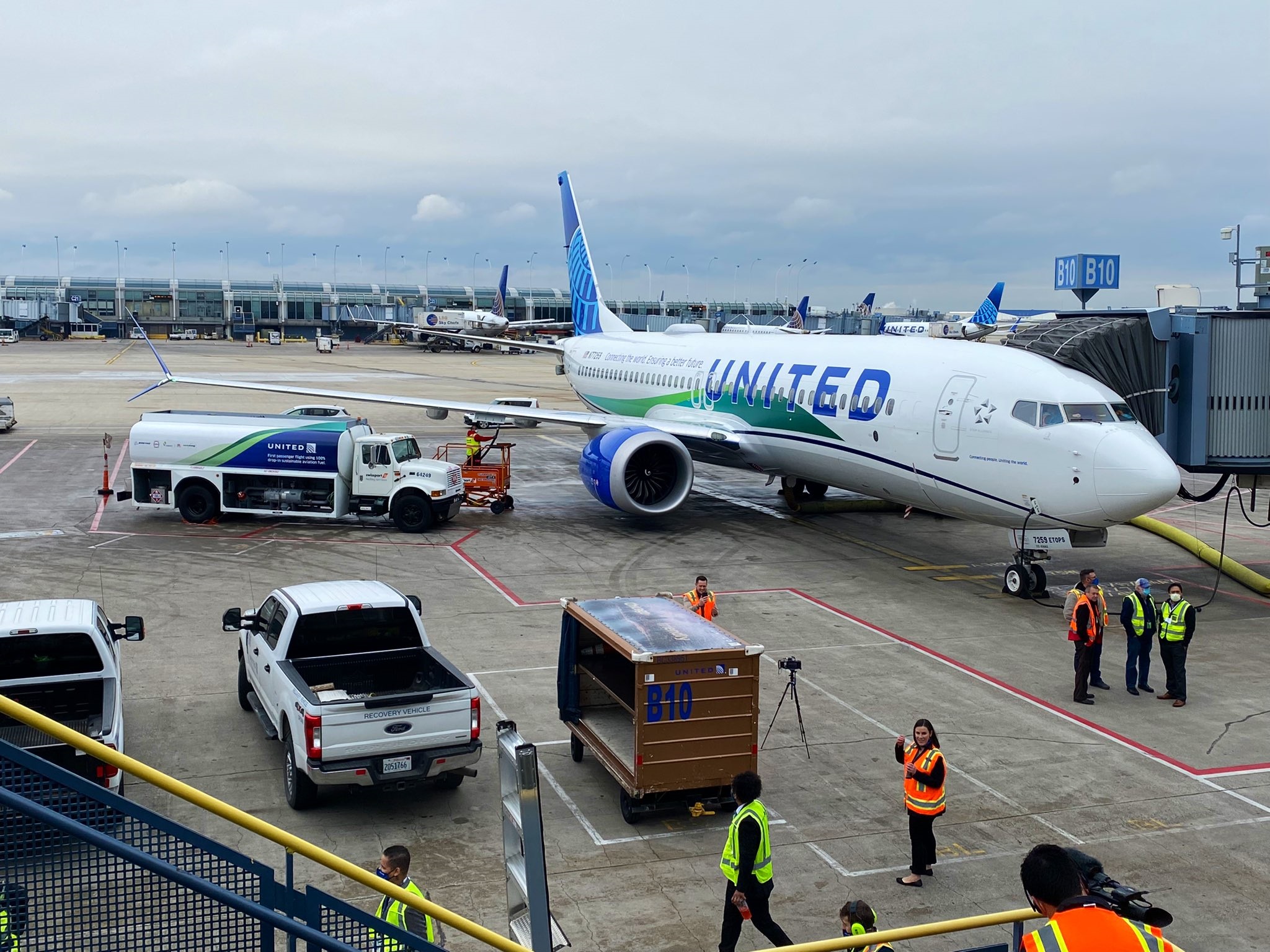 United To Fly World’s First Passenger Flight On 100% Sustainable Aviation Fuel Supplying One Of Its Engines !