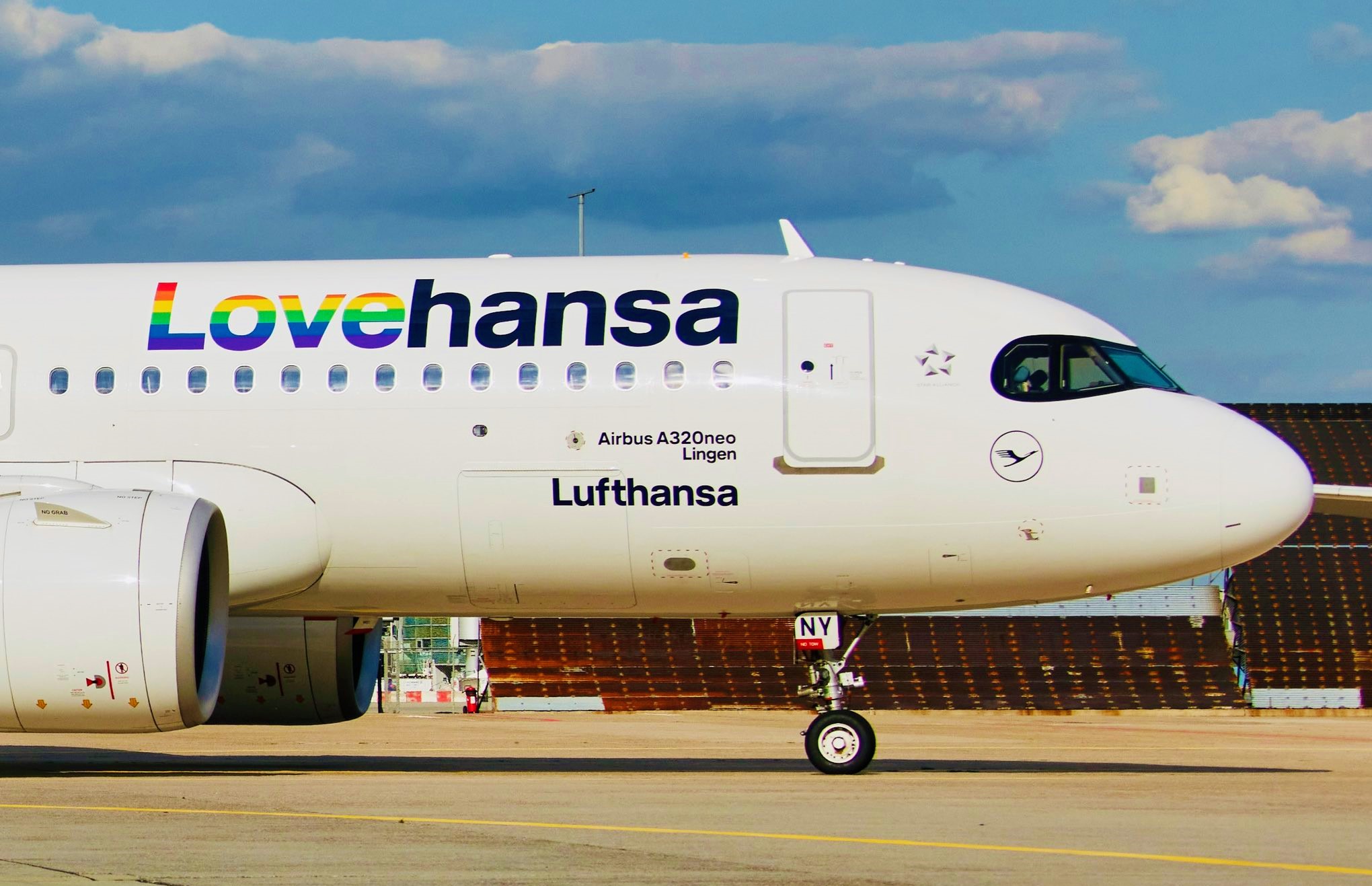 Rainbow taking off , Lufthansa  celebrates  the  'pridemonth'  with  Lovehansa  !